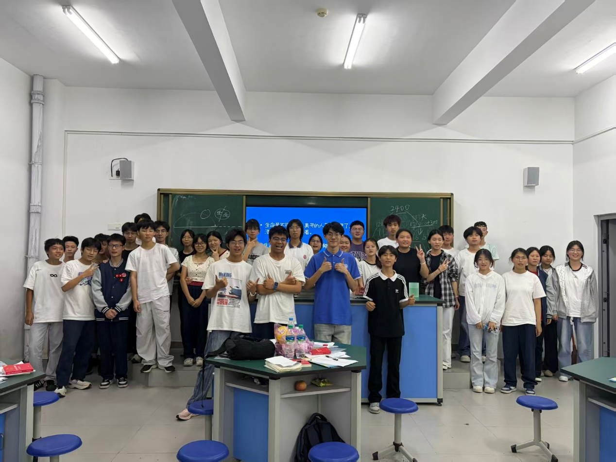 师范生和学生合影3.png