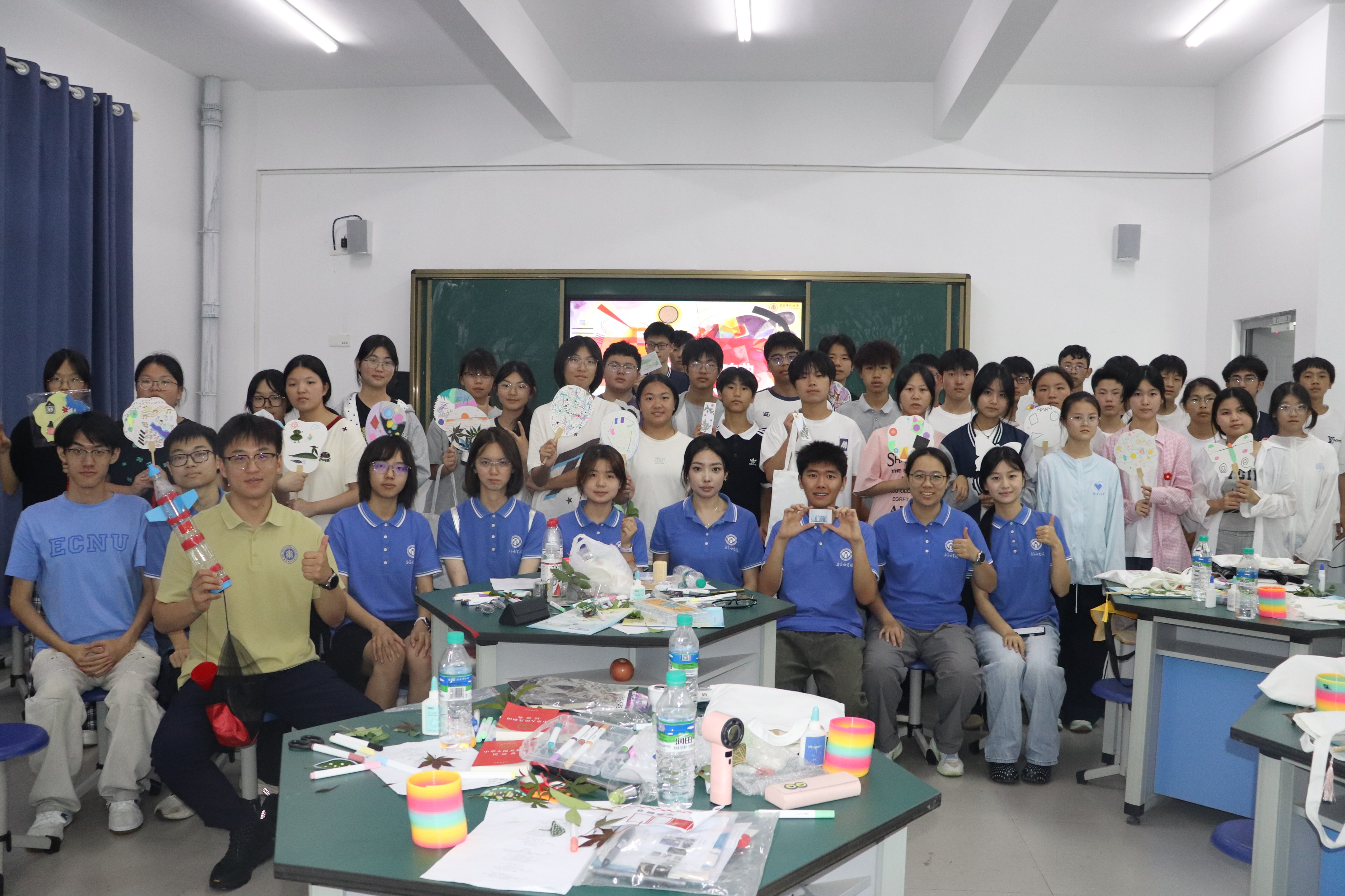 师范生和学生合影1.JPG