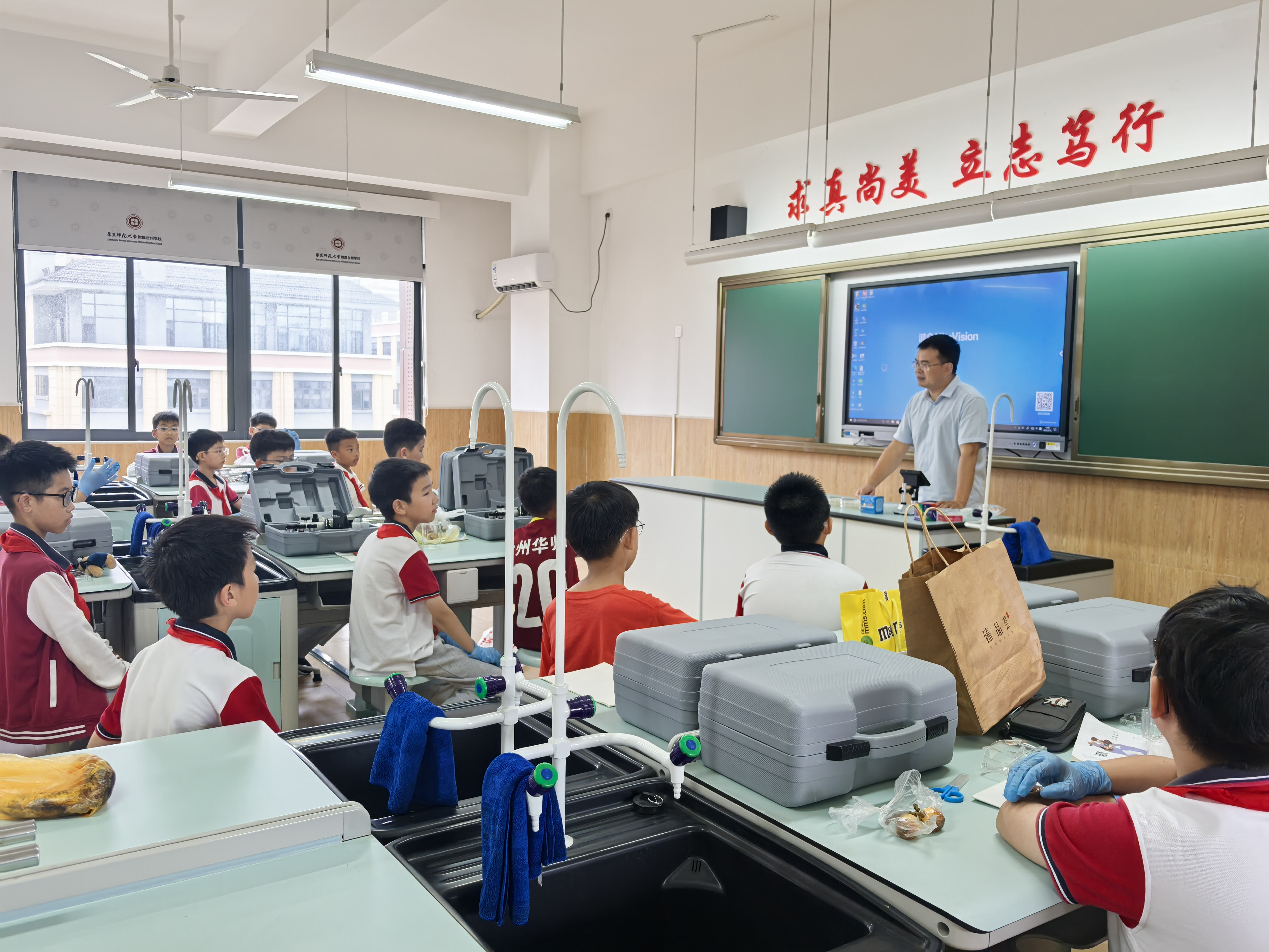 朱品宽指导学生实验2.jpg 朱品宽指导学生实验2.jpg