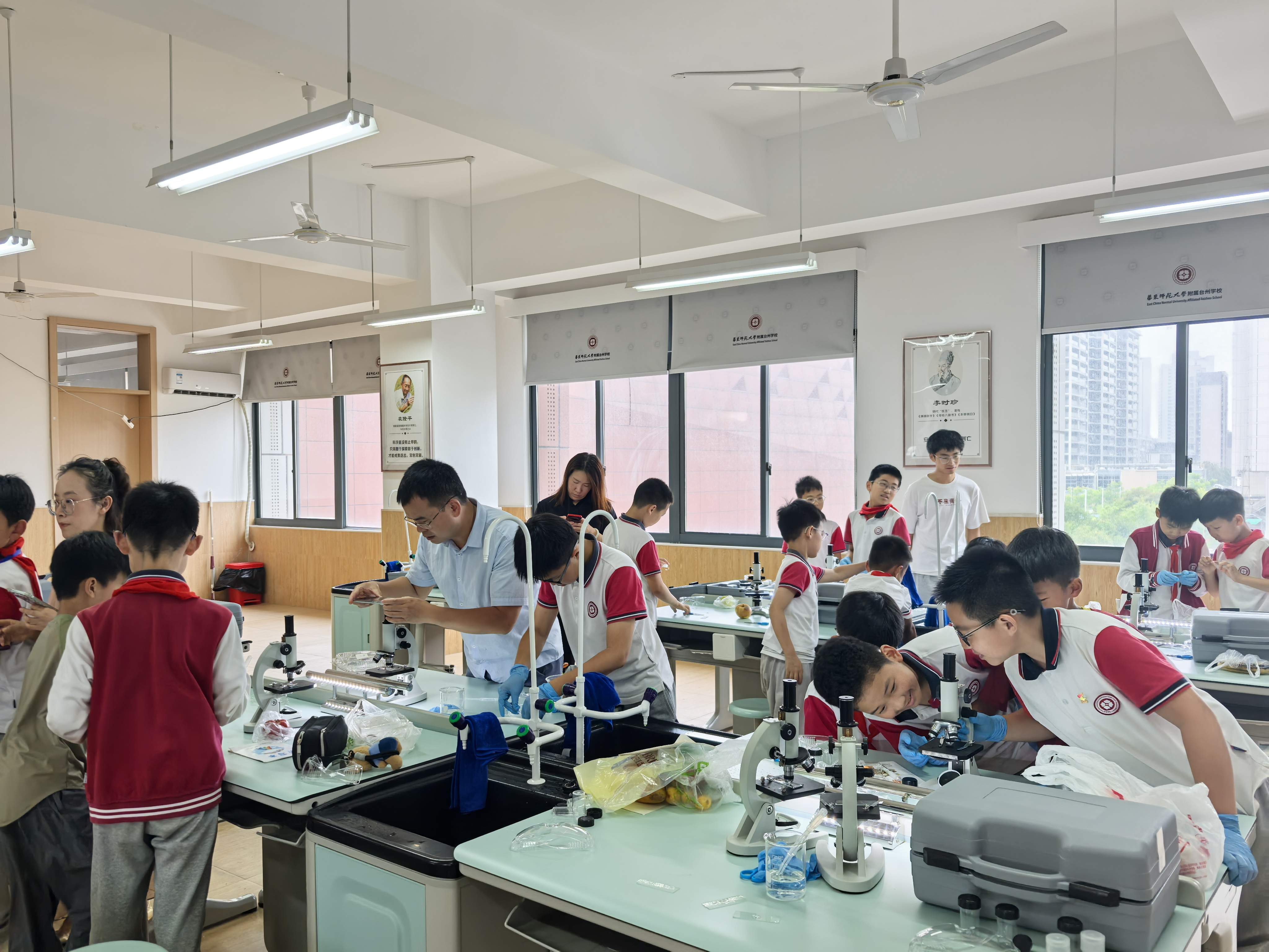 朱品宽指导学生实验1.jpg 朱品宽指导学生实验1.jpg