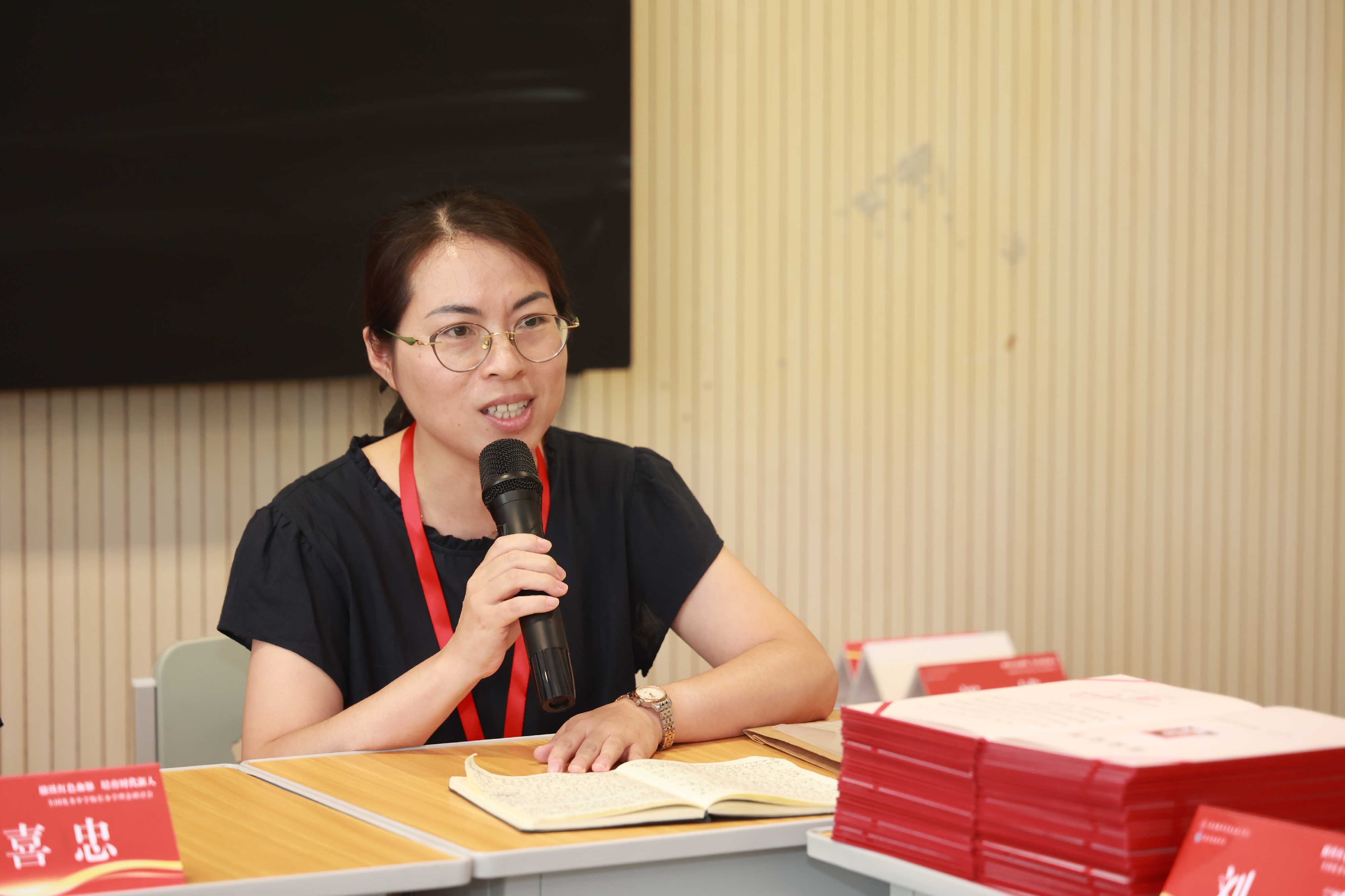 10-徐莹发言照片.jpg 10-徐莹发言照片.jpg